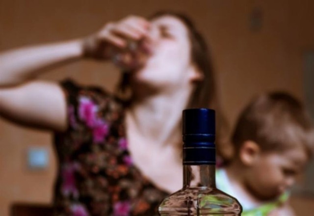 Mając ponad dwa promile alkoholu w organizmie, zajmowała się 4-letnią córką (zdjęcie poglądowe)