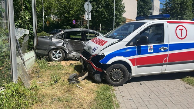 Zderzenie samochodu z karetką na sygnale w Kielcach