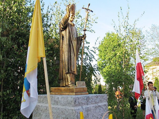 Odsłonięcie pomnika papieża w Pieńsku było dużym wydarzeniem, któremu towarzyszyło kilkuset wiernych