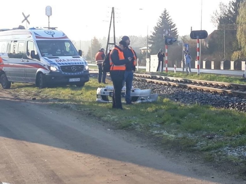 Z relacji świadków wynika, że auto wjechało na przejazd...