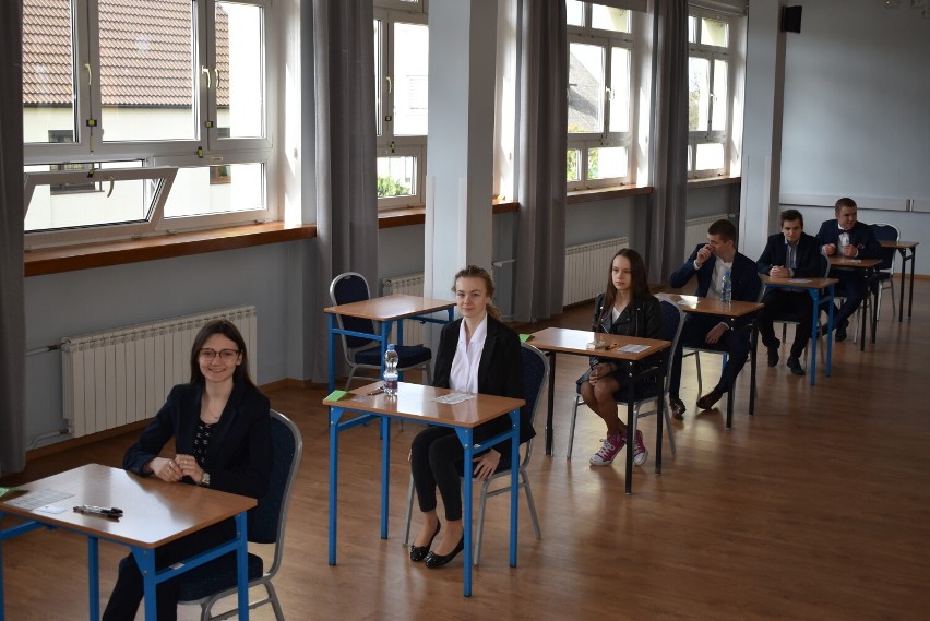 Maturzyści z Marszew przed egzaminem z języka polskiego