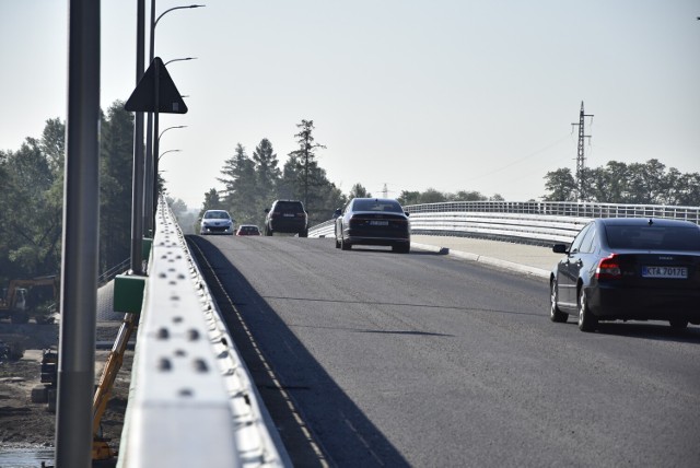 Most w Ostrowie jest już przejezdne. Ale ruch pojazdów tuż za nim może komplikować budowa łącznika