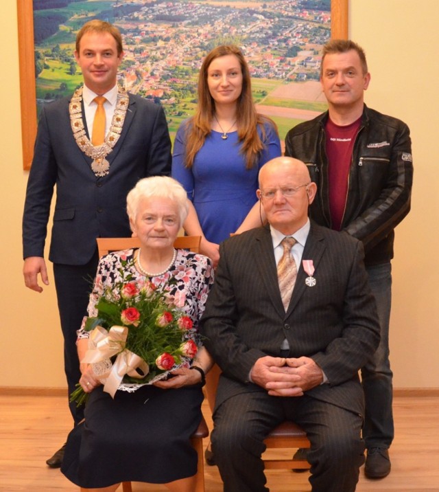 Na zdjęciu jubilaci Helena i Benedykt Wilkowscy wraz z synem Bogdanem Wilkowskim, wójtem Danielem Kożuchem i Anną Pril.
