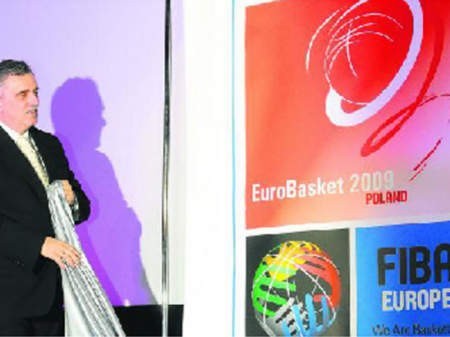 Prezes Polskiego Związku Koszykówki Roman Ludwiczuk odsłonił logo EuroBasket - fot Ł. Laskowski / Agencja Przeglad Sportowy