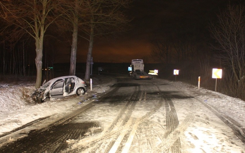 Policjanci pod nadzorem prokuratora ustalają dokładne...