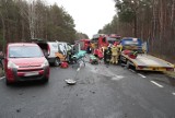 Wypadek na „drodze śmierci” między Świdnicą a Nowogrodem Bobrzańskim. Zderzyło się 5 aut. Zobacz film z akcji ratunkowej