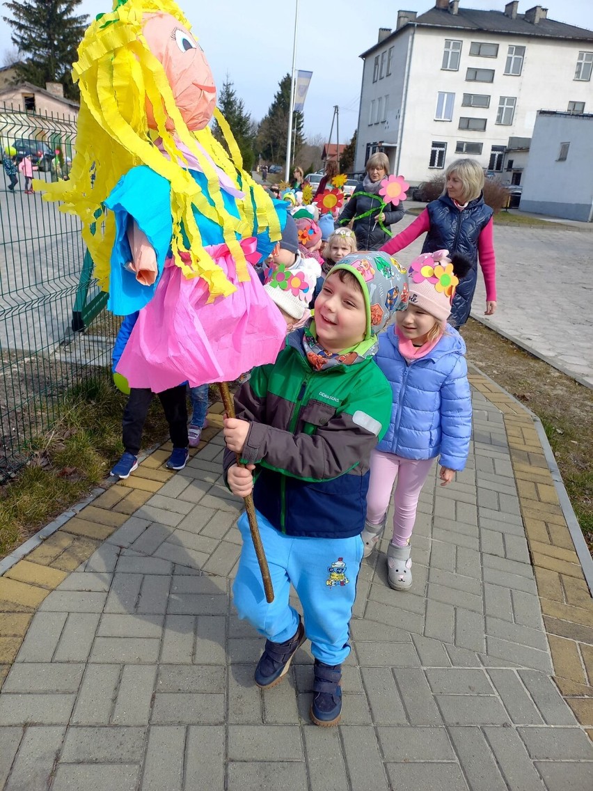 Przedszkolaki z Wierzbicy przywitały wiosnę i obchodziły też Dzień Kolorowej Skarpetki. Zobacz zdjęcia