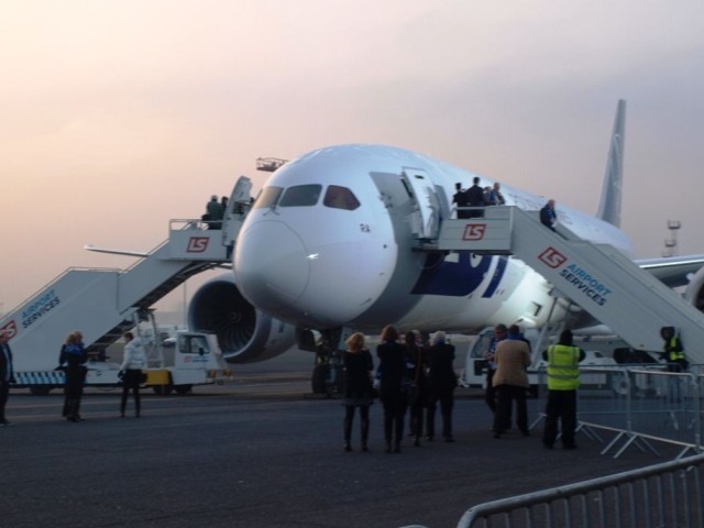 Kilka minut przed godziną 11, na warszawskim lotnisku Okęcie, wylądował pierwszy Dreamliner w barwach LOT-u. Fot. Mariusz Michalak