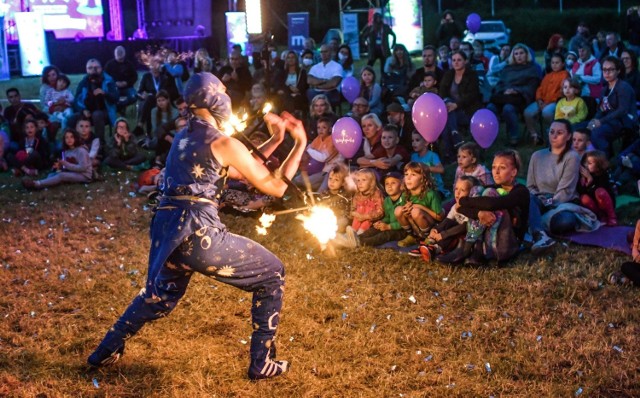 Ognistym widowiskiem zakończył się przedostatni dzień festiwalu Pozytywka. Ninja, Panda i Dyrektor Cyrku zapewnili publiczności świetną zabawę, okraszoną dowcipem. 

Tymczasem przy ul. Bulwary 1 (w pobliżu MCK) powstał mural, który będzie przypominać o tegorocznej edycji „Pozytywki”. Zobaczcie na naszych zdjęciach, jak się prezentuje.