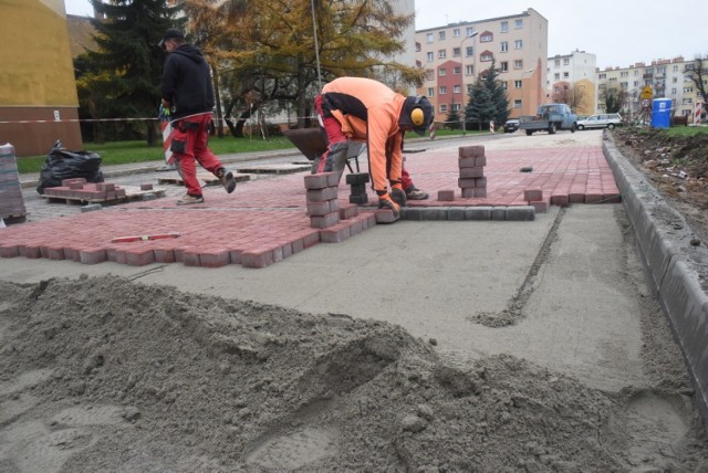 Trwa remont ulicy Konopnickiej w Gubinie. Powstają miejsca parkingowe, na które okoliczni mieszkańcy czekali bardzo długo.