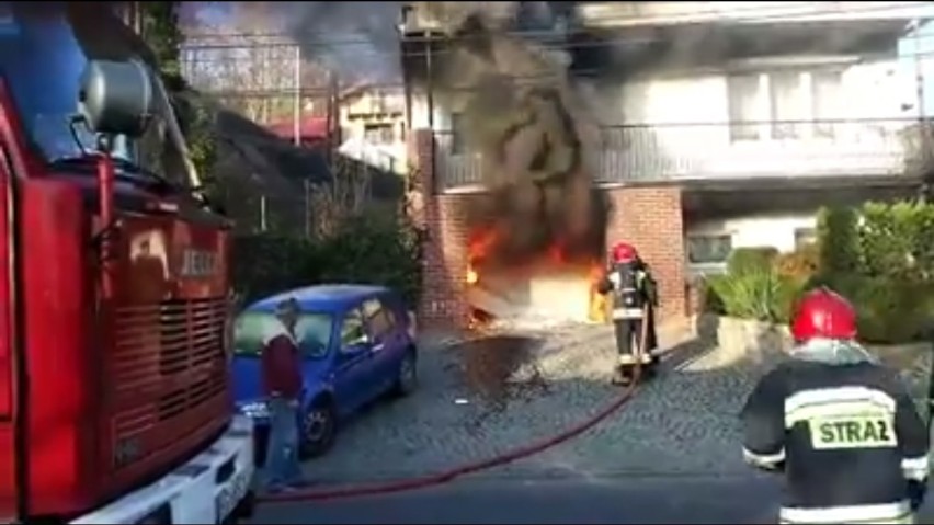 Po 13.00 przy ul. Warszawskiej strażacy gasili pożar garażu....