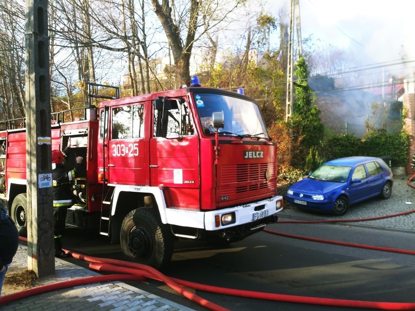 Po 13.00 przy ul. Warszawskiej strażacy gasili pożar garażu....
