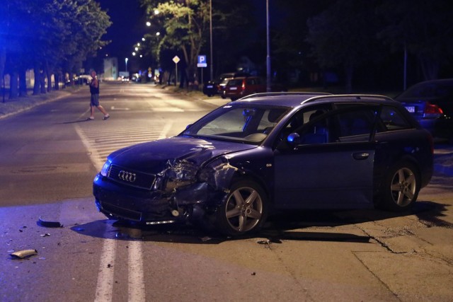 Wypadek (kolizja) na Dmowskiego w Piotrkowie. Przy Biedronce zderzyły się trzy samochody