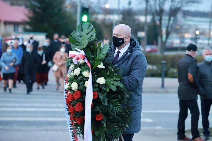 Przedstawiciele władz samorządowych złożyli kwiaty pod...