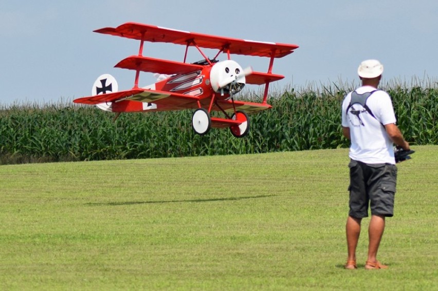 Zlot WARBIRDS 2018 w gminie Bobrowniki. Spotkali się tu miłośnicy modelarstwa