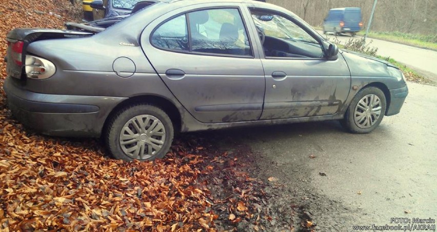 Wypadek w Międzybrodziu Bialskim: renault w potoku