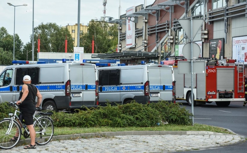 Akcja służb ratunkowych przed Kauflandem w Bydgoszczy. Nastolatka na dachu parkingu