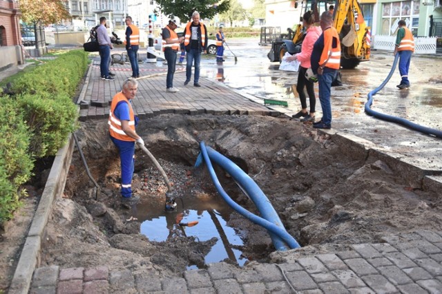 Pękła rura głównej magistrali wodnej, centrum Legnicy zalane.