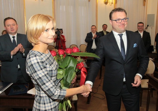 Nowa przewodnicząca Rady Miejskiej w Radomiu Kinga Bogusz w czasie poniedziałkowej sesji przyjęła gratulacje między innymi od prezydenta Radosława Witkowskiego.