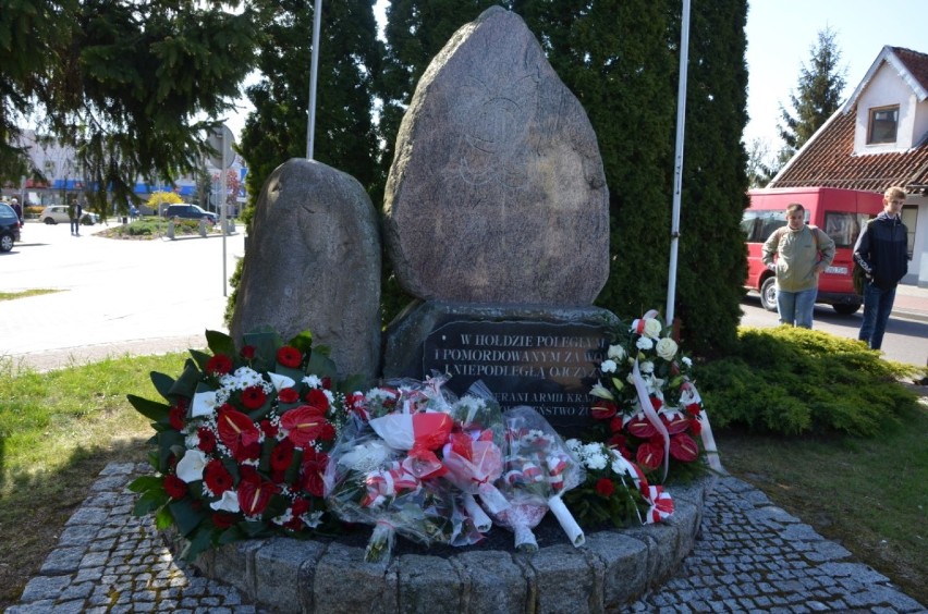 Nazistowska okupacja państw europejskich zakończyła się 8 maja 1945 r. Apel patriotyczny pod pomnikiem w Nowym Dworze Gdańskim