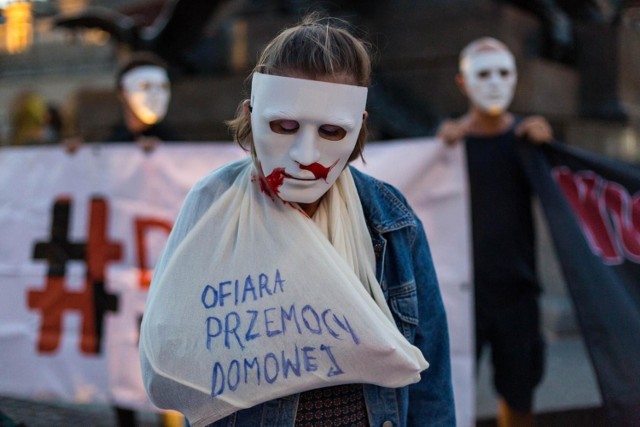 W czasie Tygodnia Pomocy Ofiarom Przestępstw z prośbą o radę  zgłaszać się mogą także ofiary przemocy domowej. Na zdjęciu: manifestacja w Krakowie
