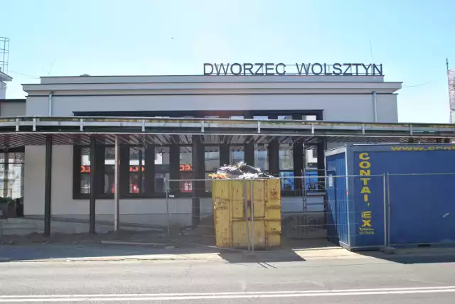 Dworzec w Wolsztynie już niedługo będzie gotowy. Pracownicy starają się, aby wykończenia były perfekcyjne!