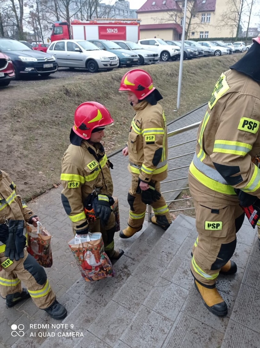 Strażacy z powiatu lublinieckiego przygotowali dzieciom ze szpitala świąteczne paczki