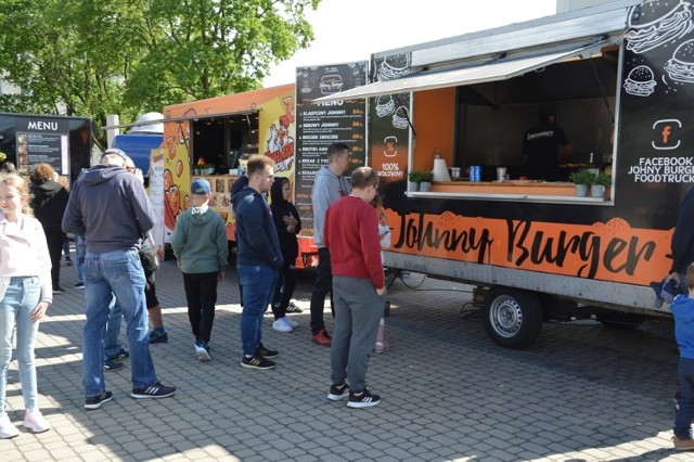 Od piątku do niedzieli na Placu Piłsudskiego w Stalowej Woli zaparkowały po raz kolejny Żarciowozy.

Podczas zlotu food trucków w ofercie dania kuchni z całego świata – meksykańska, węgierska, gruzińska, amerykańska, belgijska, hiszpańska. Początek w piątek nie był fortunny, bo się rozpadało. Ale kto kupił ulubione danie, mógł je spałaszować pod brezentowym zadaszeniem. Za to w sobotę od południa świeciło słońce i wielu mieszkańców skorzystało ze smakowitych dań. 

Zobacz więcej na kolejnych slajdach >>>