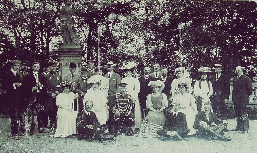 Księżna Daisy von Pless (siedzi druga z lewej) i następczyni...