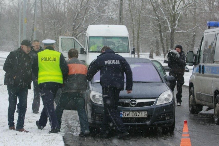 Wrocław: Zmarł mężczyzna potrącony busem. Sprawcy uciekli, ale zostali zatrzymani (ZDJĘCIA)