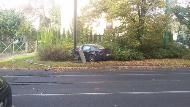 Na Sołaczu nie jeżdzą tramwaje. Samochód uderzył w słup