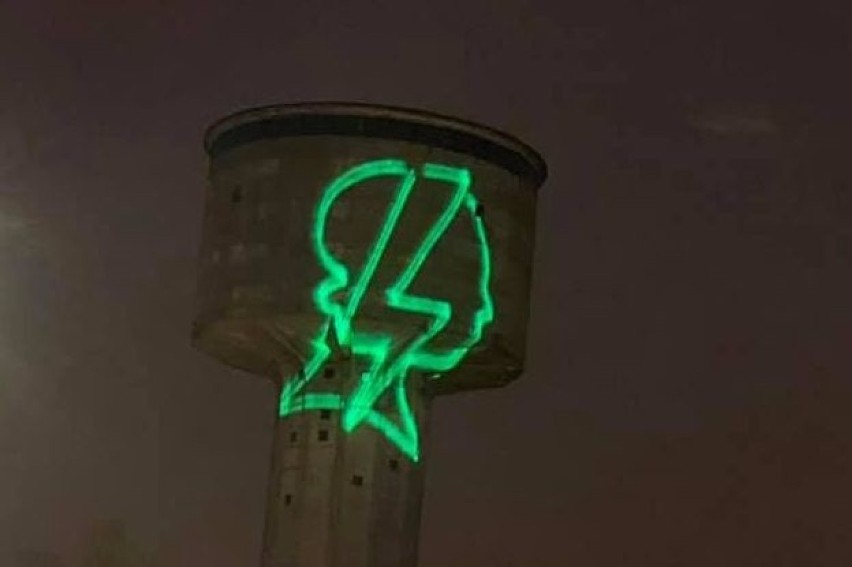 Błyskawica „Strajku Kobiet” na wieży ciśnień w Ostrowcu