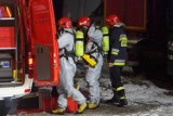 Straż pożarna interweniowała w magazynie nielegalnych odpadów chemicznych w Kaliszu. ZDJĘCIA