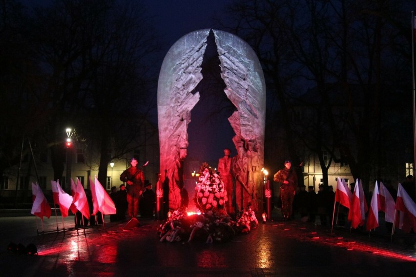 Pod pomnikiem Armii Krajowej w Kielcach przypomniano o...