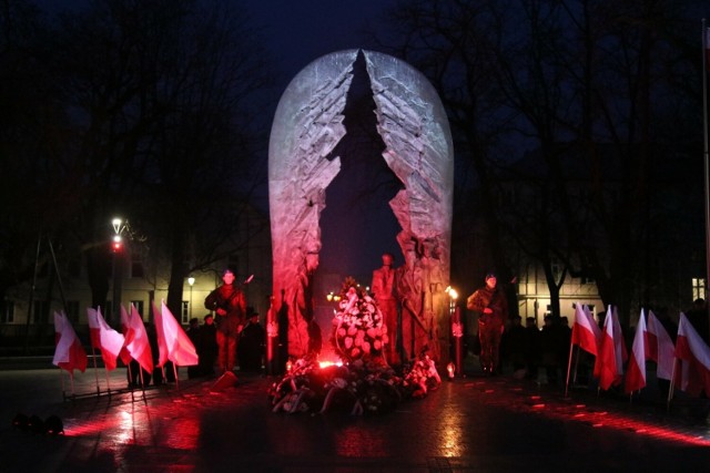 Pod pomnikiem Armii Krajowej w Kielcach przypomniano o bohaterstwie Żołnierzy Wyklętych