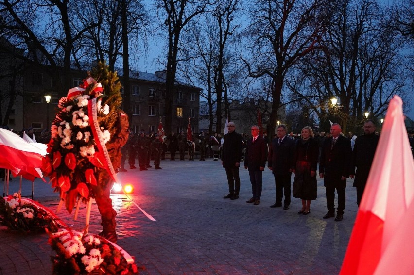 Pod pomnikiem Armii Krajowej w Kielcach przypomniano o bohaterstwie Żołnierzy Wyklętych. Zobacz zdjęcia