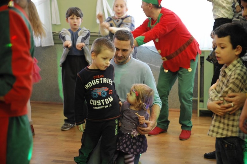 Fundacja „Warto Pomagać” zaprosiła dzieci na mikołajki (ZDJĘCIA)