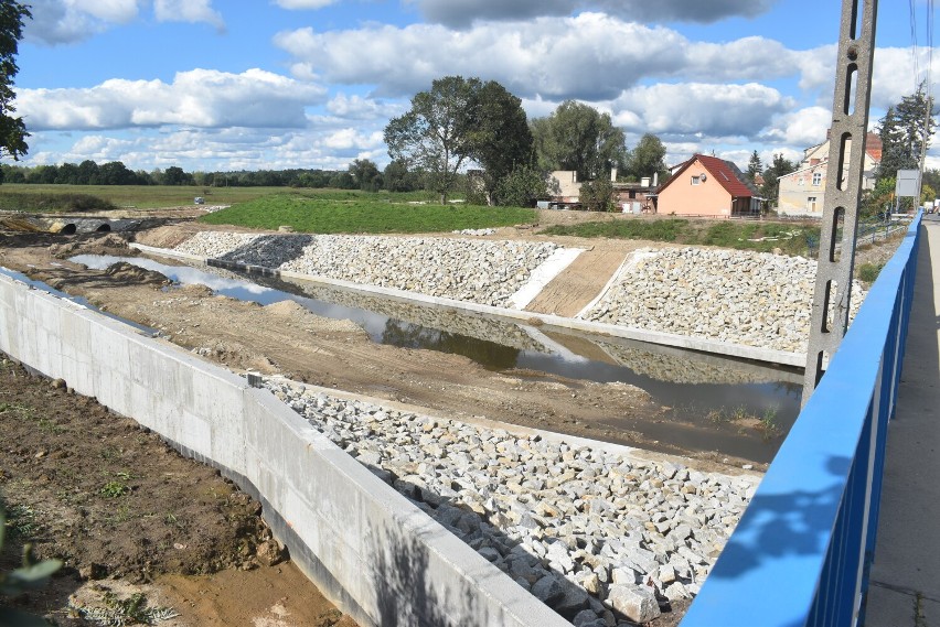 Budowa wałów przeciwpowodziowych i kanałów ulgi w Krośnie...