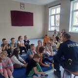 Policja w szkole w Połczynie (gmina Puck): prewencyjna lekcja puckich mundurowych z najmłodszymi uczniami 