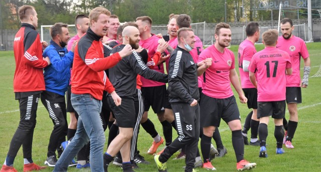 IV liga: Orzeł Ryczów - Wiślanka Grabie 4:0. Radość ryczowian po meczu była uzasadniona