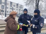 Akcja policjantów na targu w Końskich. Składali życzenia i ostrzegali przed oszustami