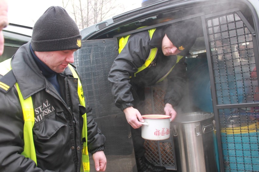 Strażnicy rozdawali bezdomnym ciepłe posiłki