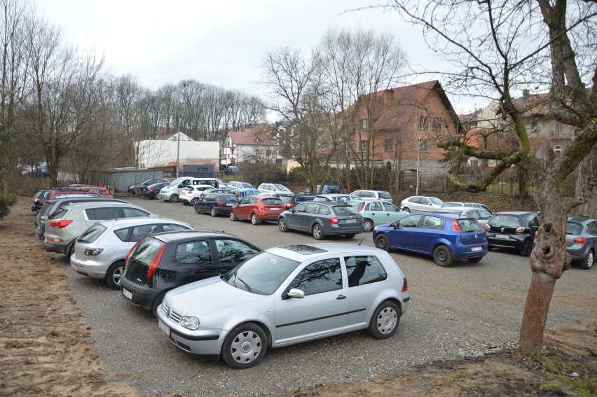 Bochnia. Nowy, bezpłatny parking na 30 samochodów w ścisłym centrum miasta już pęka w szwach [ZDJĘCIA]