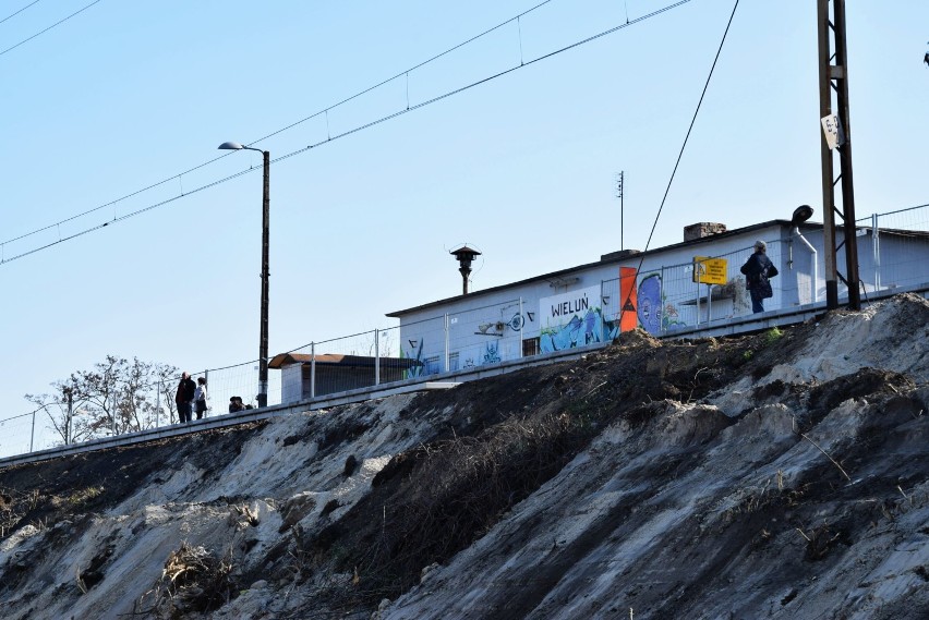 Pociągi znów jeżdżą przez Wieluń. "Giewont" z nowym peronem [FOTO]