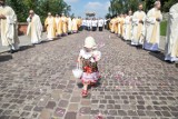 700-lecie procesji Bożego Ciała w diecezji. Krakowianie tłumnie uczestniczyli w procesji [ZDJĘCIA]