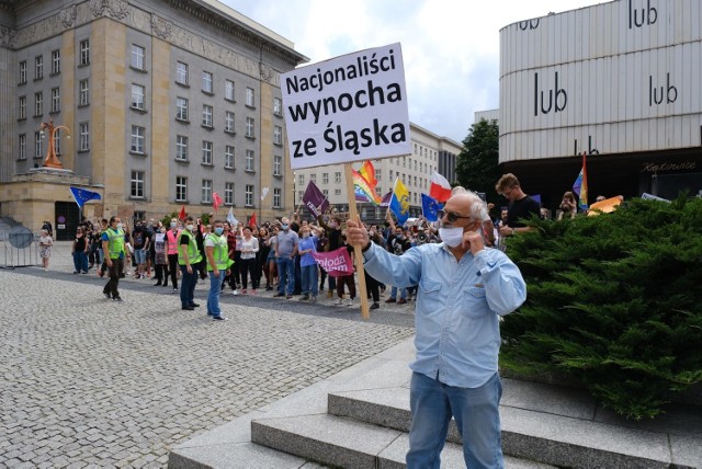 Na Placu Sejmu Śląskiego odbyła się kontrmanifestacja przeciwko nacjonalistom, którzy przeszli przez centrum Katowic. 

Zobacz kolejne zdjęcia. Przesuń zdjęcia w prawo - wciśnij strzałkę lub przycisk NASTĘPNE