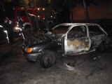 Tajemniczy podpalacz aut znów zaatakował. Tym razem spalił dwa samochody na ul. Wolności [ZDJĘCIA]