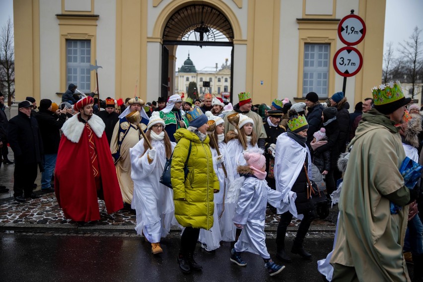 Orszak Trzech Króli 2020 przeszedł ulicami Białegostoku. Za nim tłumy mieszkańców w koronach (ZDJĘCIA)