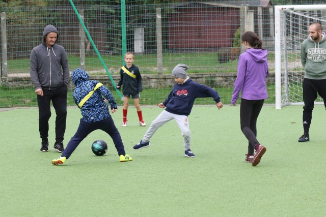 To był pierwszy tak wyjątkowy mecz. W sobotę, 5 października, na stadionie przy ulicy Prostej w Kielcach starli się ze sobą Kociarze oraz Psiarze. Nie brakowało emocji.



Wydarzenie zorganizowało Towarzystwo Opieki nad Zwierzętami w Kielcach. Choć pogoda tego dnia była mocno kapryśna i często pojawiał się deszcz to na szczęście świetne nastroje wśród miłośników czworonogów nie brakowało.

Piłkarskie emocje
Mecz piłkarski „Kociarze kontra Psiarze” to pierwsze takie wydarzenie na terenie regionu. - Skąd się wziął pomysł? Stąd, że jesteśmy Towarzystwem Opieki nad Zwierzętami i nasze futrzaki musi wtrącić niemalże wszędzie - mówiła Anna Studzińska, prezes Towarzystwa Opieki nad Zwierzętami w Kielcach. - Mimo, że jak sama nazwa wskazuje w meczu są dwie drużyny to tak naprawdę wszyscy gramy do jednej, wspólnej i bardzo ważnej bramki. Wszyscy tak samo kochamy zwierzęta. Niemniej jest to mecz, więc nie zabraknie sportowej adrenaliny i ktoś będzie musiał zwyciężyć - dodała.

Wśród zawodników nie brakowało dzieci. Tak naprawdę to właśnie one najczęściej pokazują jak mocno można kochać naszych czworonożnych przyjaciół. - Chociaż drużyny są podzielone na Kociarzy i Psiarzy to myślę, że to bardzo umowny podział i każdy z nich lubi zarówno psy, jak i koty - podkreślała Anna Studzińska.

Pomoc zwierzakom
Dzieci wspomagali dorośli, ale raczej pomagali wykazać się tym młodszym. Pojedynek był zacięty, ale przebiegał w niezwykle przyjaznej i pełnej humoru atmosferze. - Ze względu na pogodę część zawodników niestety nie dotarła, ale wydarzenie należy zaliczyć do udanych. Chcemy je kontynuować i być może następnym razem aura bardziej nas rozpieści - mówiła Anna Studzińska.

Oprócz rozgrywek nie brakowało innych atrakcji, o które zadbało Muzeum Historii Kielc oraz Muzeum Zabawek i Zabawy w Kielcach. 
Co ważne, podczas wydarzenia można było wspomóc Towarzystwo. Wpłacając datek do puszki każdy otrzymał koszulkę z nadrukowanym psem lub kotem.

>>> ZOBACZ WIĘCEJ NA KOLEJNYCH ZDJĘCIACH 