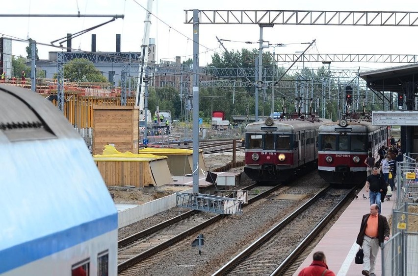 Poznań:  Na peronach dworca PKP trwają prace przy fundamentach pod wielopoziomowy parking [ZDJĘCIA]